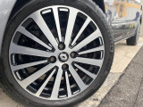 ●純正アルミホイール:輸入車ならではの卓越した走りを支えるホイールと足回りです!日本車の走りに慣れている方にもぜひ体感して頂きたいほど、高いレベルでまとまっています!