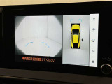 パノラミックビューモニターシステムが付いているので車の上から見た映像が確認できますよ。 一目で車両周辺の情報を確認できますが、直接安全をご確認下さい。