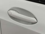 コンフォートアクセス付きでキーを携帯していれば施錠、開錠が可能です。