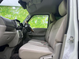 運転席は、操作しやすい位置にスイッチ類が配置され、快適なドライビングをサポートします。広々とした空間で、リラックスして運転できます。