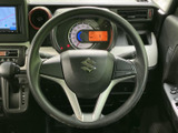 握りやすい形状で、運転操作を快適に行えます。ステアリング操作を通じて、車の動きをダイレクトに感じられます。