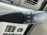 操作しやすい位置に配置されたウインカーレバー。スムーズな操作で、安全な車線変更をサポートします。オートリターン機能も搭載で、操作ミスを軽減します。
