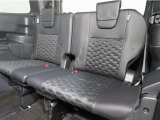 便利な5:5分割可倒式シートです。収納と乗車人数のバランスに優れています♪荷物の大きさに応じたラゲージスペースをフレキシブルに作り出せるので、シーンに応じた使い方ができます♪