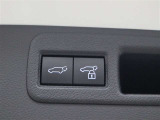 ハンズフリーパワーバックド(挟み込み防止機能・停止位置メモリー機能付)が装備されています。スマートキーを携帯していれば、リヤバンパーの下に足を出し入れするだけで自動開閉します。