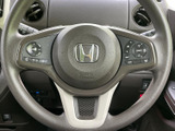 握りやすいステアリングは、運転操作をスムーズに。オーディオやハンズフリー通話の操作も可能で、安全運転をサポートします。