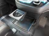 運転席からも助手席からも使いやすい位置に引き出し式ドリンクホルダーとスマホなどを置けるトレイを配置。