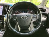 握りやすいステアリングで、快適なドライビングをサポート。操作性にも優れ、運転の楽しさを高めます。
