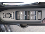運転席側パワーウインドウは、オートアップ&ダウン機能付き。ワンタッチで自動開閉できます。開閉操作をロックする事も出来ます。