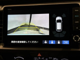 リバースギアに入れるだけで後方の表示へ切り替わります。夜間や雨の日の駐車も楽になりますよ。