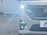 【LEDヘッドライト】悪天候や夜間走行時も良好な視界を確保し安心して運転できる高輝度LEDヘッドライトを装備!点灯速度が早く、消費電力も抑えられています。
