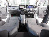 すっきりした運転席周りにはナビやエアコンの操作パネルを設置しておりますので、お一人での運転でもご安心できます。