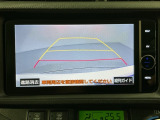 リバースギアに入れるだけで後方の表示へ切り替わります。夜間や雨の日の駐車も楽になりますよ。