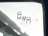 【ブラインドスポットモニター】走行中、ドアミラーの死角になりやすい箇所に後続車が接近するとサイドミラーのレンズに警告を表示!ドライバーに注意喚起をしてくれます。
