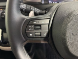 ステアリングにオーディオ操作スイッチが付いています。オーディオ画面に直接タッチしなくても操作が出来ますので、運転に集中できます。