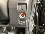 パワースライドドアの開閉はスマートキーのリモコンやドアノブは勿論、運転席側のスイッチ操作でも開閉ができ、安全・簡単です。