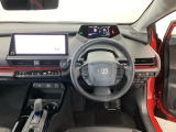 【ハンドル】運転にかかわる様々な操作を安全に行えるように視点移動が少なく操作性に配慮されたスイッチ類が凝縮されたコックピットです。