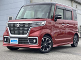 シャープなヘッドライトと力強いフロントグリルが印象的なスタイル。洗練されたデザインで、街乗りにもアウトドアにもマッチします。