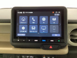 HondaCONNECT対応の便利なナビディスプレー。お持ちのスマートフォンと連携して、ナビやBluetoothでの音楽再生が可能です。デザインはもちろん、操作性も良好です。