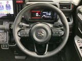 握りやすいステアリングは、運転の操作性を高めます。快適なドライビングポジションをサポートし、長距離運転でも疲れにくい設計です。