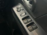 パワーウィンドウのスイッチですよ。 運転席に居ながら窓を開け閉めのコントロールできますよ。