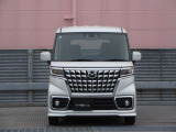 天井も両サイドも真っ直ぐなBOX型のボディだから、頭上も肩まわりも余裕たっぷり。開放感のあるリラックス空間で、運転中の動作もラクラクです。