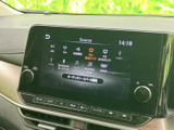 多様なソースに対応し、お好みの音楽を車内で楽しめます。直感的な操作で、簡単にプレイリストを作成したり、ラジオ局を選局できます。