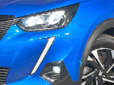 ●LEDヘッドライト:夜間走行時も良好な視界を確保し安心して運転できる高輝度LEDヘッドライトを装備!点灯速度が早く、消費電力も抑えられています。