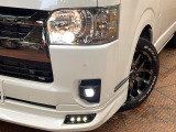 【LEDヘッドライト】悪天候や夜間走行時も良好な視界を確保し安心して運転できる高輝度LEDヘッドライトを装備!点灯速度が早く、消費電力も抑えられています。