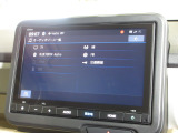 ナビゲーションは純正8インチメモリーナビ(VXM-245ZFEi)を装着しております。AM、FM、Bluetooth、フルセグTVがご使用いただけます。初めて訪れた場所でも安心ですね!