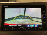 リバースギアに入れるだけで後方の表示へ切り替わります。夜間や雨の日の駐車も楽になりますよ。