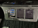 充電用USB端子付き。スマートフォンなどの充電に便利です。