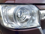 明るく白い光のLEDヘッドライトにより、夜間でも遠くまで見通しやすく、安全性が高まります。