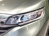 【LEDヘッドライト】悪天候や夜間走行時も良好な視界を確保し安心して運転できる高輝度LEDヘッドライトを装備!点灯速度が早く、消費電力も抑えられています。