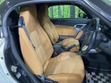 【専用スポーツシート】ホールド性に優れ、カーブ時の体が流れを抑制してくれます。また、体にフィットするから腰や背中が疲れにくく、ロングドライブや高速走行でも快適にお過ごしいただけます♪