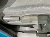 シートハイトアジャスターが付いているので運転姿勢を調整するのに便利ですね。身長に合ったシートポジションは安全運転や疲労軽減にもつながります。