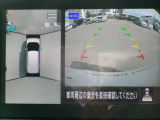 リバースにシフトするとまるで上空から見下ろしているような感じにナビゲーション画面に映し出します