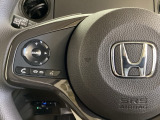 ステアリングスイッチがついていますので、オーディオのチャンネル変更、ボリューム、ジャンル変更が操作可能です。ハンドルから手を離さず安全に操作できます。