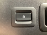 「キーを携帯」「車両電源OFF」「すべてのドアが閉まっている」これらの条件を満たす時にリアゲートロックスイッチを押しゲートを閉めると、すべてのドア、リアゲート、給油口が施錠されます。