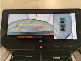 【パノラミックビューモニター】クルマを真上から見ているような映像を表示。 運転席から確認しにくい車両周囲の状況を把握できます。