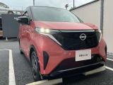 LEDヘッドライトはハロゲンランプの約2倍の光量で明るく遠くを照らし、夜間走行時の視認性を高めます。さらに長寿命や省電力、スタイリッシュな印象も際立たせます。