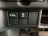 VSA装備車です。VSAはドライバーの操作と車の動きを見守っています。もし車の挙動が乱れたとき、4輪別々にブレーキをかけたり、エンジンパワーをしぼることによって車を安定させます。