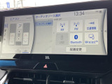 多彩なソースに対応し、充実したカーオーディオシステムを構築。お好みの音楽やラジオをクリアな音質でお楽しみいただけます。各種設定も簡単操作で調整可能です。