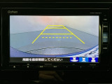 リバースギアに入れるだけで後方の表示へ切り替わります。夜間や雨の日の駐車も楽になりますよ。