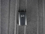 【スマートキー】鍵を持っているボタンを押すだけでエンジン始動。ドアの施錠もボタンを押すだけ。鍵は無くさない様にポケットに入れたまま。