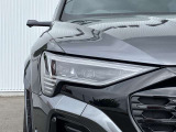 視界を鮮明に照らすだけでなく、対向車への配慮と最適な視界を両立し、ダイナミックインジケーターの流れるような輝きが、夜の街並みに先進性と知性を描き出します。