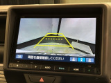 リバースギアに入れるだけで後方の表示へ切り替わります。夜間や雨の日の駐車も楽になりますよ。