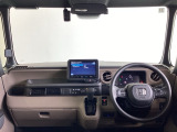運転席は、大きな座面と包み込むような背もたれがドライバーの身体全体をしっかり支えます。上質なシート素材と座り心地のよいクッションを採用し、長時間の運転やコーナーの多い道も快適です