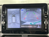 【全方位モニター】まるでクルマを真上から見下ろしたかのような視点で駐車をサポートします!クルマの斜め後ろや真横など、前後左右の4つのカメラの映像が合成されて、モニターに映し出されます。