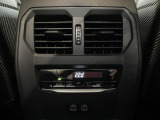 後席用のエアコン吹き出し口とシートヒーターがございますので、暑い夏や寒い冬でも快適にドライブいただけます。