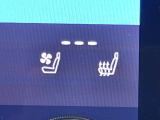 【シートヒーター&ベンチレーション】夏場は涼しい風でお尻や背中の熱やムレを防ぎ、冬はエアコンよりも早く温まってポカポカに!季節を問わず快適に過ごせます。